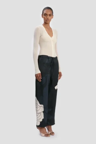 Cargohose in Dunkelblau mit Blumenprint