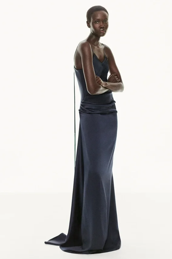 Drapiertes Spitzenkleid in Midnight Drapiertes Spitzenkleid in Midnight