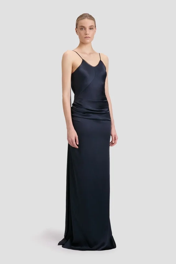 Drapiertes Spitzenkleid in Midnight Drapiertes Spitzenkleid in Midnight