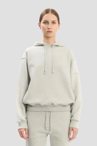 einem aufgestickten Logo-Hoodie in Grau meliert