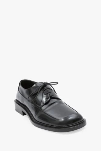 Flacher Schnürschuh aus schwarzem Leder Flacher Schnürschuh aus schwarzem Leder