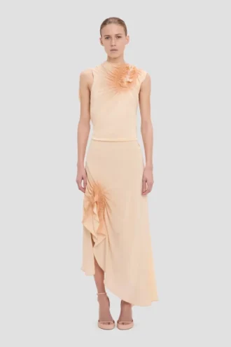 Gesmoktes Kleid in Sandstein