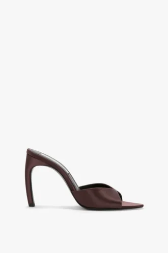Harlow Mule 100 aus kastanienbraunem Satin Harlow Mule 100 aus kastanienbraunem Satin