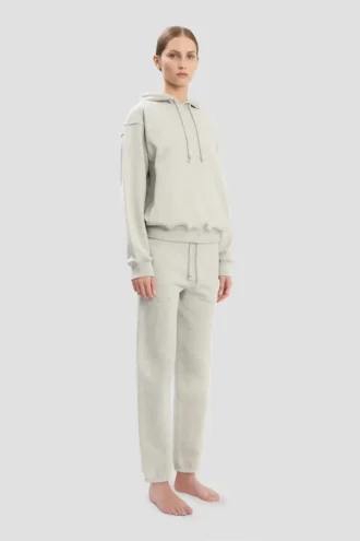 einem aufgestickten Logo-Hoodie in Grau meliert