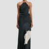 Ketten-Halterkleid mit dunkelblauem Blumenmuster Ketten-Halterkleid mit dunkelblauem Blumenmuster