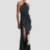 Ketten-Halterkleid mit dunkelblauem Blumenmuster Ketten-Halterkleid mit dunkelblauem Blumenmuster