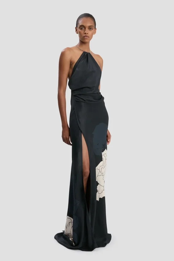 Ketten-Halterkleid mit dunkelblauem Blumenmuster Ketten-Halterkleid mit dunkelblauem Blumenmuster