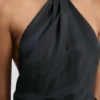 Ketten-Halterkleid mit dunkelblauem Blumenmuster Ketten-Halterkleid mit dunkelblauem Blumenmuster