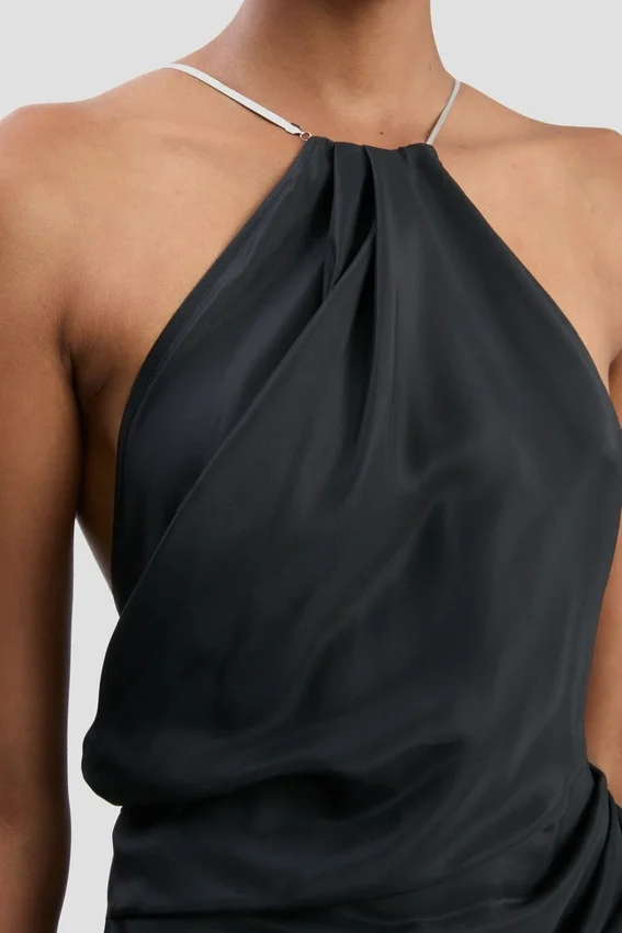 Ketten-Halterkleid mit dunkelblauem Blumenmuster Ketten-Halterkleid mit dunkelblauem Blumenmuster