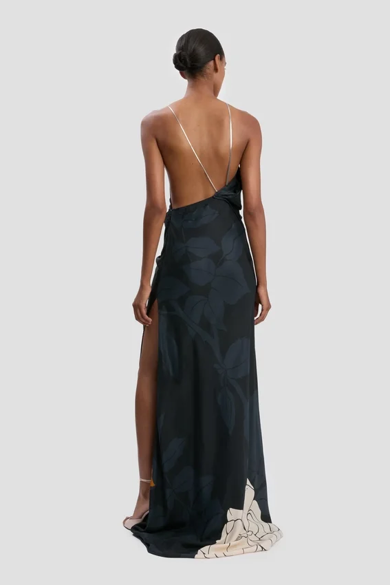 Ketten-Halterkleid mit dunkelblauem Blumenmuster Ketten-Halterkleid mit dunkelblauem Blumenmuster