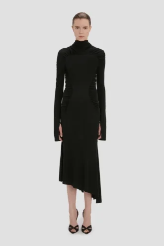 midi kleid mit hohem ausschnitt in schwarz 1 330x495 - Midi-Kleid mit hohem Ausschnitt in Schwarz