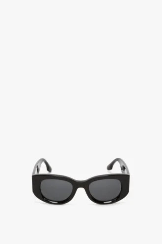 Sonnenbrille mit Monogramm-Detail in Schwarz Sonnenbrille mit Monogramm-Detail in Schwarz