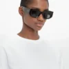 Sonnenbrille mit Monogramm-Detail in Schwarz