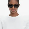 Sonnenbrille mit Monogramm-Detail in Schwarz