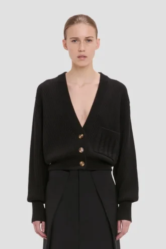 Strickjacke mit Zopfmuster und Taschen in Schwarz Strickjacke mit Zopfmuster und Taschen in Schwarz