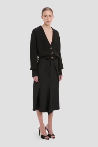 Strickjacke mit Zopfmuster und Taschen in Schwarz Strickjacke mit Zopfmuster und Taschen in Schwarz