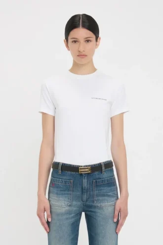Tailliertes T-Shirt mit kleinem Logo in Weiß