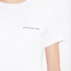 Tailliertes T-Shirt mit kleinem Logo in Weiß Tailliertes T-Shirt mit kleinem Logo in Weiß