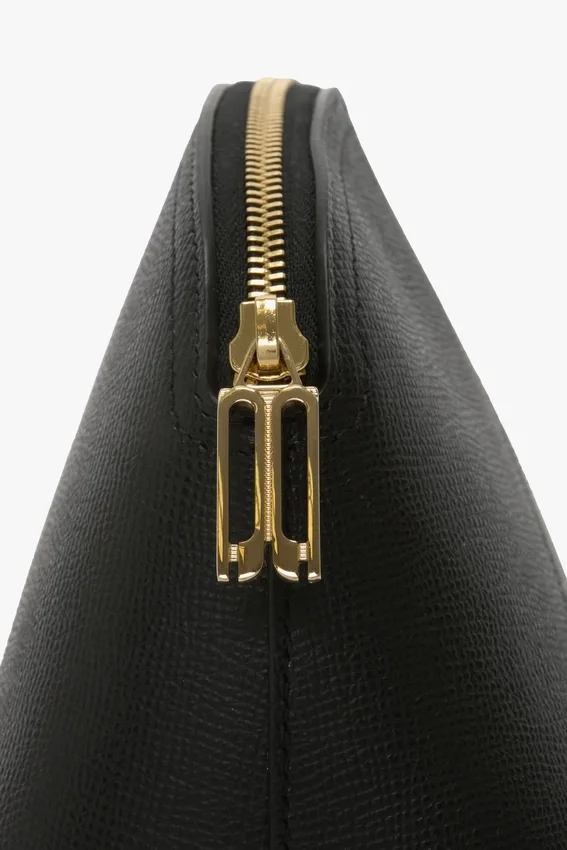 The Victoria Large Travel Pouch aus schwarzem Leder The Victoria Large Travel Pouch aus schwarzem Leder
