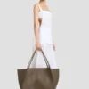 The Victoria Reisetasche aus khakifarbenem Leder The Victoria Reisetasche aus khakifarbenem Leder