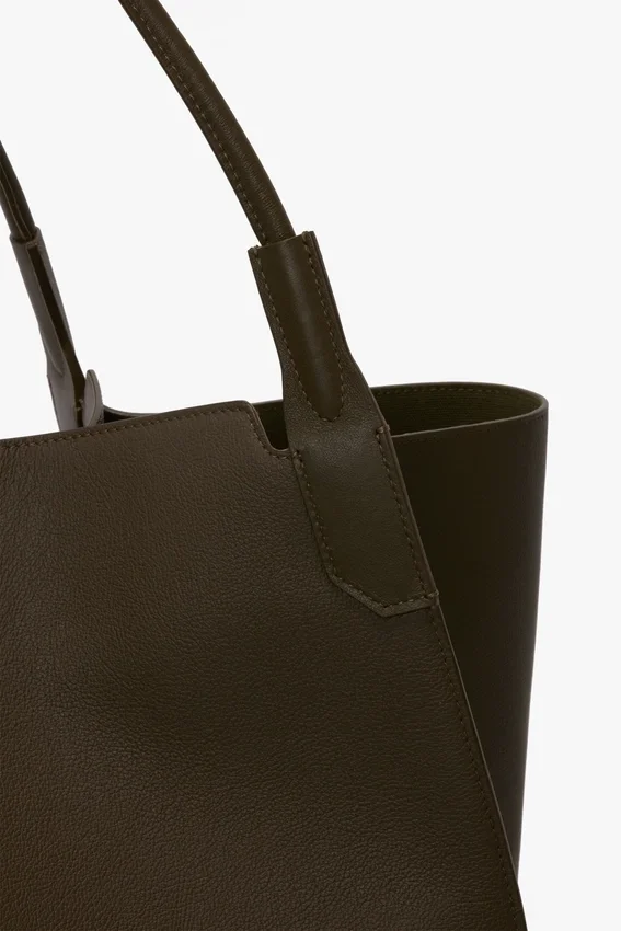 The Victoria Reisetasche aus khakifarbenem Leder The Victoria Reisetasche aus khakifarbenem Leder