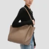 The Victoria-Tasche aus taubengrauem Leder The Victoria-Tasche aus taubengrauem Leder