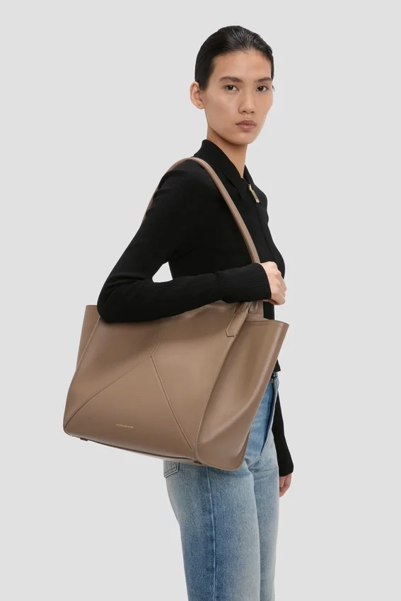 The Victoria-Tasche aus taubengrauem Leder The Victoria-Tasche aus taubengrauem Leder