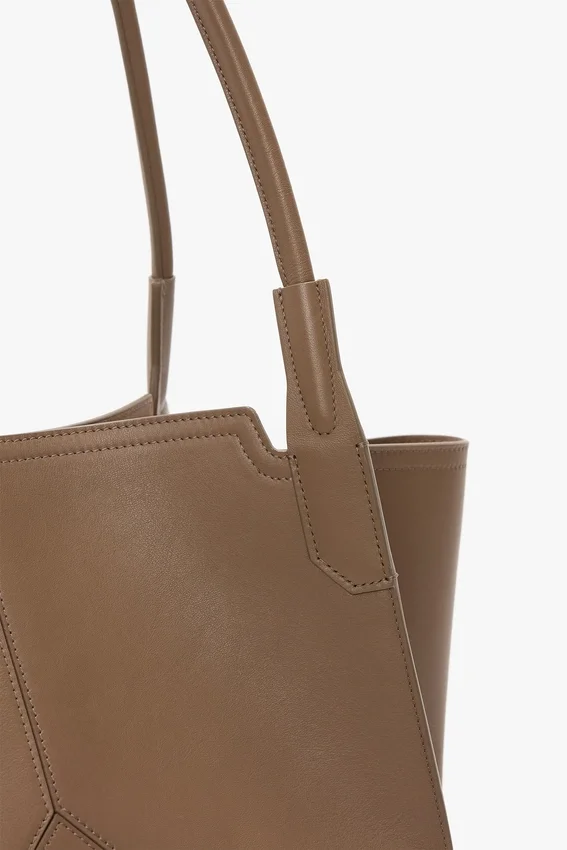 The Victoria-Tasche aus taubengrauem Leder The Victoria-Tasche aus taubengrauem Leder