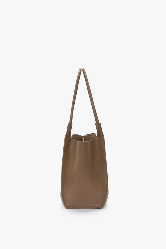The Victoria-Tasche aus taubengrauem Leder The Victoria-Tasche aus taubengrauem Leder