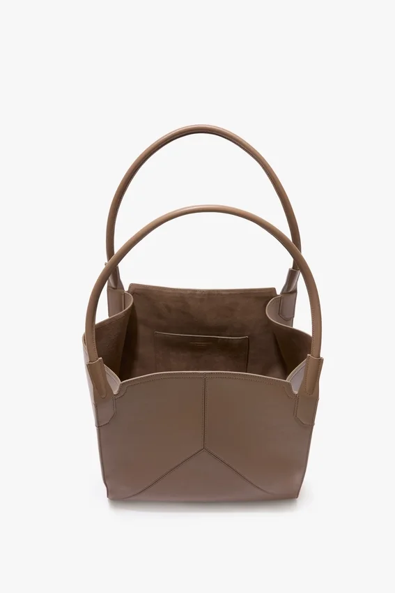 The Victoria-Tasche aus taubengrauem Leder The Victoria-Tasche aus taubengrauem Leder