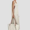 The Victoria Tote Bag Large aus elfenbeinfarbenem Canvas The Victoria Tote Bag Large aus elfenbeinfarbenem Canvas