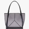 The Victoria Tote Bag Large aus marineblauem Netzstoff The Victoria Tote Bag Large aus marineblauem Netzstoff