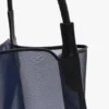 The Victoria Tote Bag Large aus marineblauem Netzstoff The Victoria Tote Bag Large aus marineblauem Netzstoff
