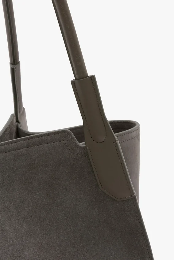 The Victoria Tote in kieselgrauem Wildleder The Victoria Tote in kieselgrauem Wildleder