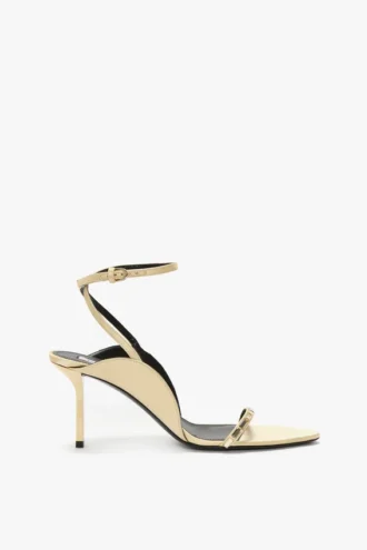 The Victoria verzierte Stiletto-Sandale 75 in sandfarbenem Satin The Victoria verzierte Stiletto-Sandale 75 in sandfarbenem Satin