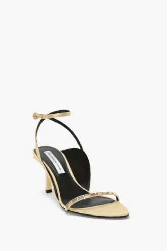 The Victoria verzierte Stiletto-Sandale 75 in sandfarbenem Satin The Victoria verzierte Stiletto-Sandale 75 in sandfarbenem Satin
