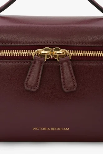 Vanity Crossbody aus burgunderrotem Leder Vanity Crossbody aus burgunderrotem Leder